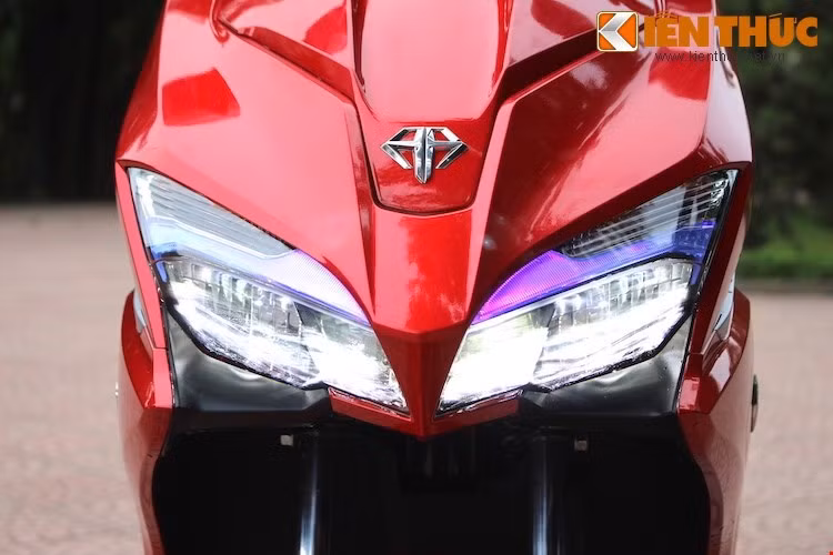 Trên Air Blade mới, Honda đã trang bị cho xe cụm đèn pha kép đặt ngang với hai dải định vị LED màu xanh dương và xi-nhan tích hợp phía trên rất ưa nhìn.