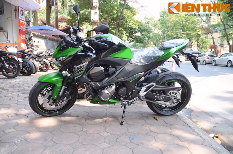 Kawasaki Z800 được trang bị động cơ 803cc, DOHC 4 xi-lanh thẳng hàng có công suất 113 mã lực/10.2000 v/p, mô-men xoắn 61 Nm/8000 v/p, hộp số 6 cấp giúp xe vận hành êm ái khi đi ở tốc độ thấp.