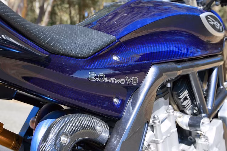 Để giảm tối đa trọng lượng, nhiều chi tiết của xe làm bằng sợi carbon, giúp xe đạt trọng lượng 242 kg.