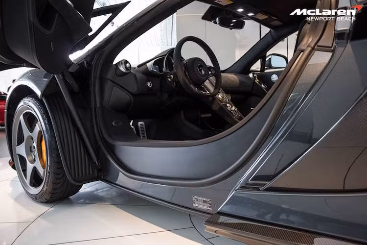Mở những cánh cửa dạng cánh chim lên, nội thất của 650S Le Mans phô bày ra trước mắt người xem.