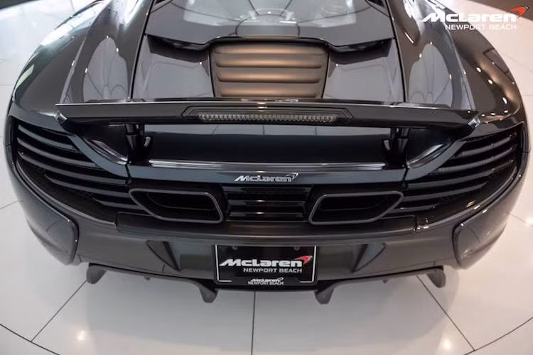 Phần đuôi xe có cánh gió làm từ sợi carbon, bên cạnh các cánh khuếch tán khí đông nằm dưới gầm xe.