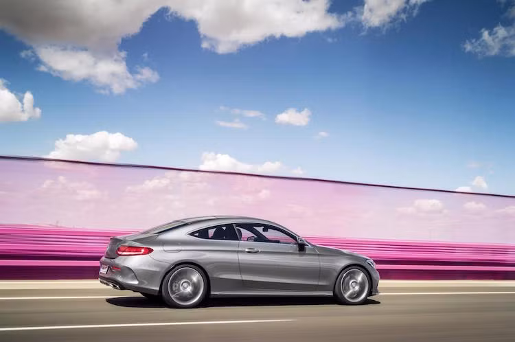 Ngoài ra, chiếc xe sẽ còn có riêng 2 phiên bản hiệu năng cao C63 và C63 S AMG Coupe; tuy nhiên Mercedes đã "để dành" ra mắt chúng vào ngày 19/8.