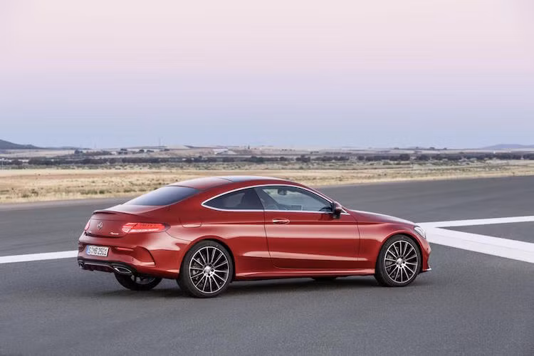 Phần đuôi của xe có thiết kế khá giống S-Class Coupe. So với thế hệ C-Class Coupe trước, chiếc xe mới chiều dài, rộng và trục cơ sở lần lượt lớn hơn 95, 40 và 80 mm.