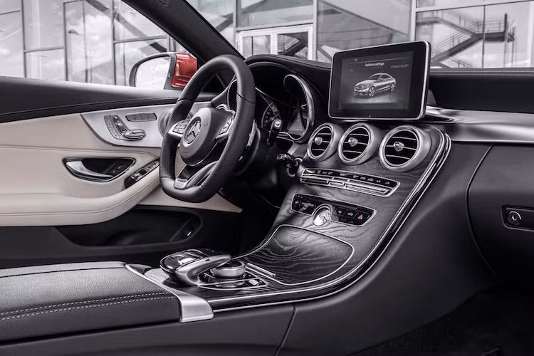 Có các chi tiết với thiết kế y hệt như phiên bản sedan, nhưng C-Class Coupe sử dụng những vật liệu cao cấp hơn.