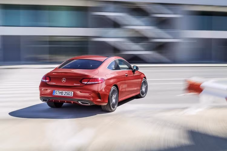 Tuy nhiên hiện tại, Mercedes mới chỉ công bố các phiên bản C300 và C300 4MATIC, sử dụng động cơ 2.0l tăng áp với công suất 241 mã lực.