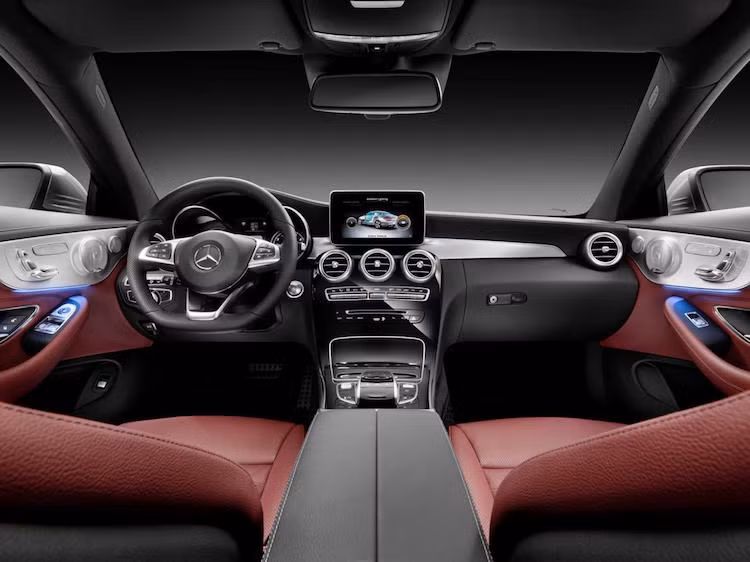 Đúng như mong đợi, C-Class Coupe thậm chí còn có một số tuỳ chọn trước đó chỉ từng xuất hiện trên S-Class, bao gồm dàn âm thanh Burmester hay hệ thống đèn LED chiếu sáng thông min. Bên cạnh đó là hàng loạt các trang bị an toàn tiên tiến.