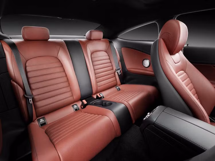 Đổi lại, hàng ghế sau của chiếc xe có không gian hẹp hơn và khó ra vào hơn C-Class Sedan.