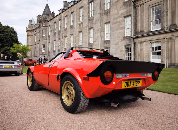 Một chiếc xe đua rally Lancia Stratos, được thiết kế bởi hãng Bertone trên đường tiến vào khu vực trưng bày.