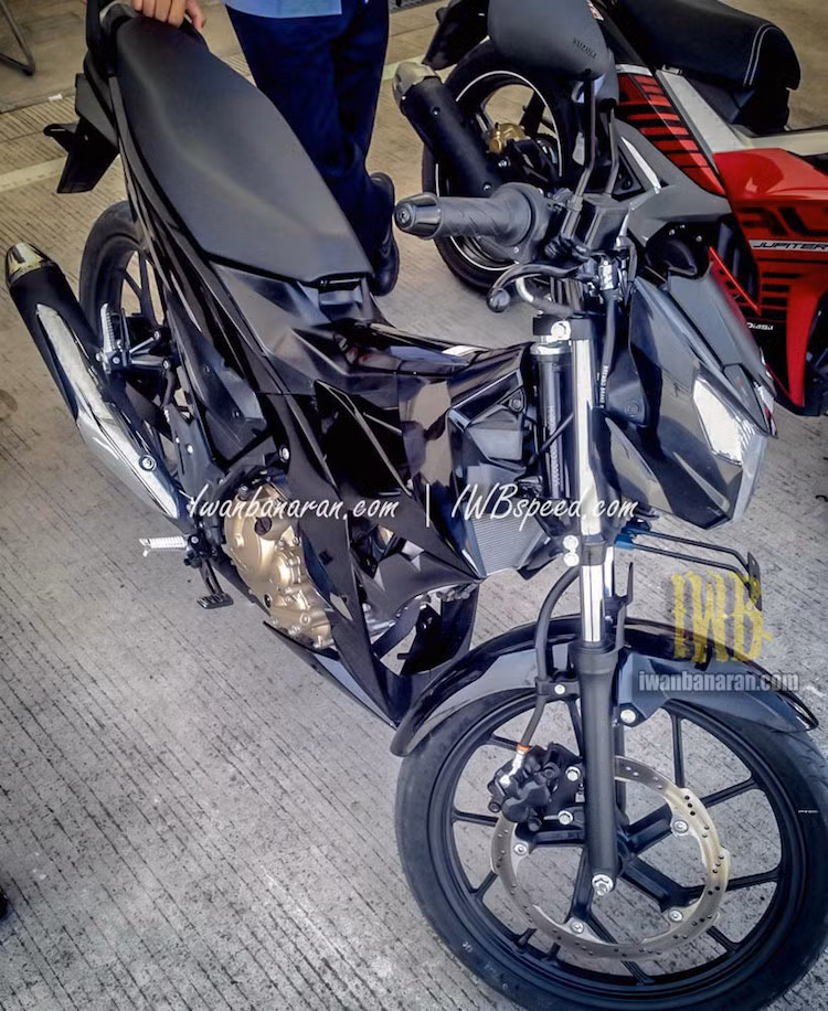 Dù chưa có thông tin về ngày ra mắt, nhưng sự xuất hiện của Raider 150 thế hệ mới hứa hẹn sẽ khiến các đối thủ mới như Yamaha Exciter 150 hay Honda Sonic 150R phải "đau đầu".