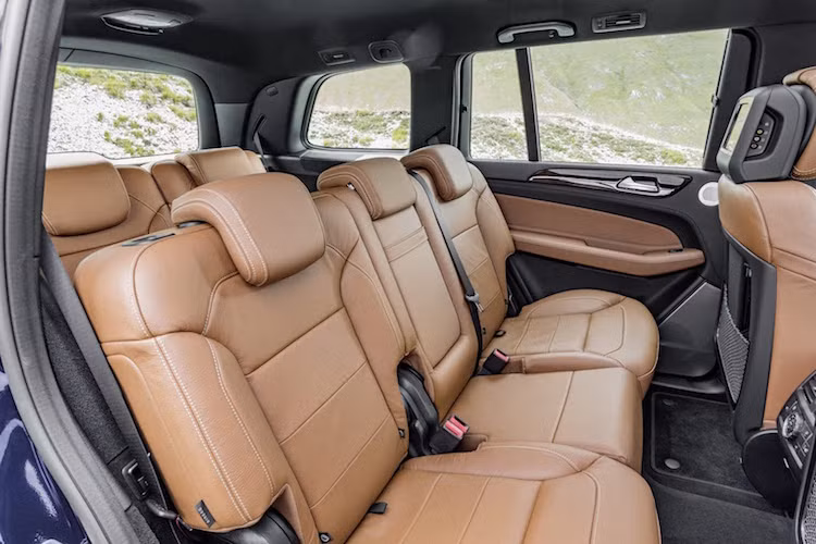 Là một trong những chiếc SUV rộng rãi nhất trên thị trường. GLS tiếp tục cung cấp đủ chỗ ngồi cho 7 hành khách. Hàng ghế sau vẫn có hệ thống thông tin giải trí riêng, đồng thời Mercedes cũng đưa ra thêm tùy chọn nội thất da nappa Designo đặc biệt cho xe.