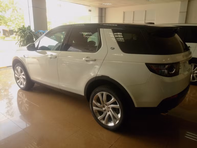 Xe có thiết kế khá giống với "người anh em" Range Rover Evoque. Nó được trang bị hệ dẫn động bánh và công nghệ Terrain Response độc quyền của Land Rover