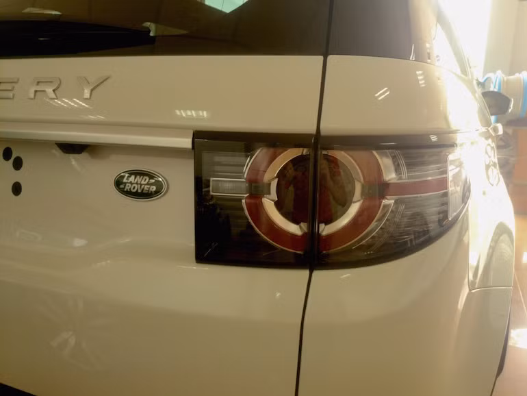 Đèn hậu với thiết kế độc đáo của Discovery Sport.