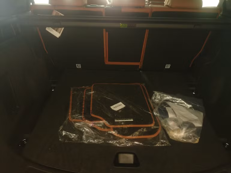 Là một chiếc xe 5+2, nhưng chiếc Discovery Sport ở Hà Nội không có hàng ghế thứ 3, khiến khoang hành lý của xe trở nên rộng hơn.