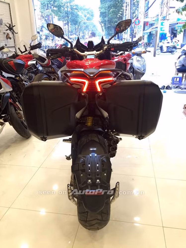Từ cái nhìn đầu tiên, có thể thấy ngay rằng Turismo Veloce 800 "vay mượn" nhiều chi tiết từ các dòng MV Agusta khác, điển hình như phần đầu giống dòng superbike F4. hay bộ khung Trellis tương tự như Brutale 800.