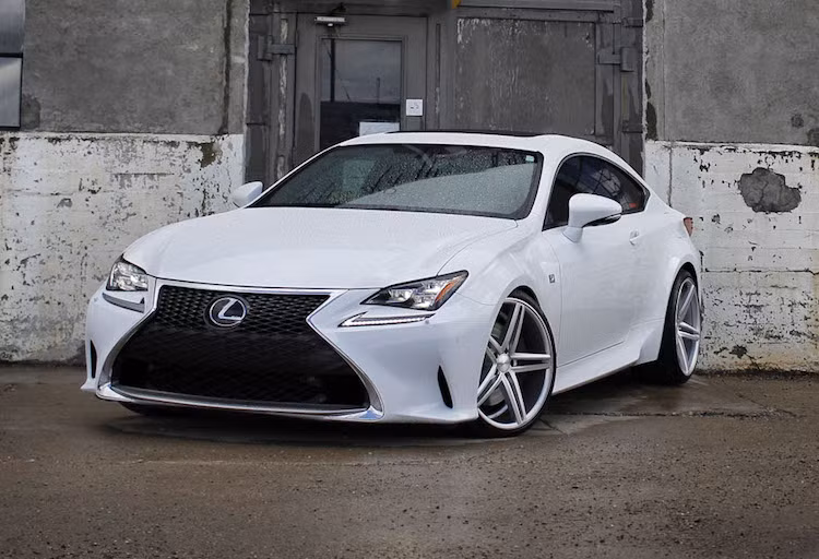 Trong khi đó, chiếc RC 350 F-Sport rẻ hơn gần 20.000 USD, chỉ bắt đầu từ 43.715 USD (tương đương 954 triệu đồng).
