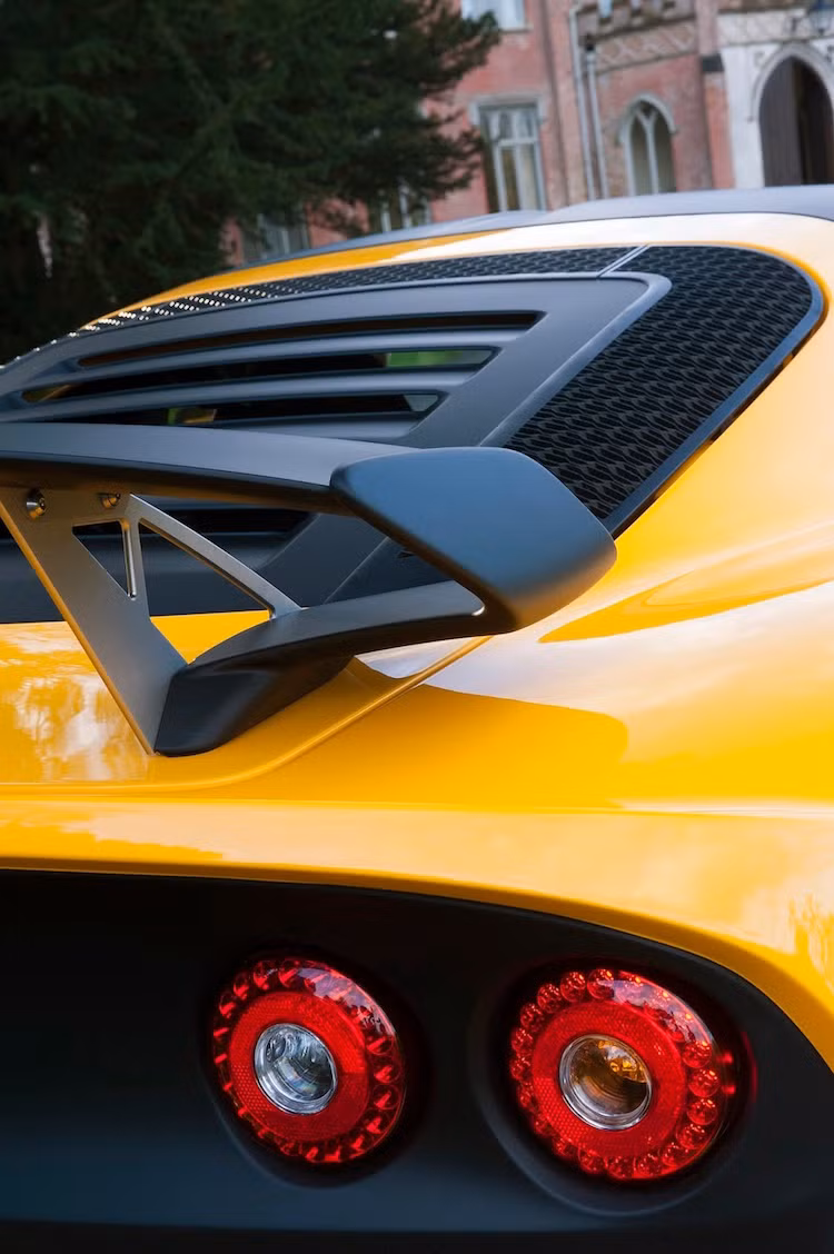 Một thay đổi mới trên Exige Sport 350 đó là nắp khoang động cơ bằng nhựa với các khe thoát nhiệt mới, khiến hơi nóng của động cơ được lưu thông nhanh hơn.