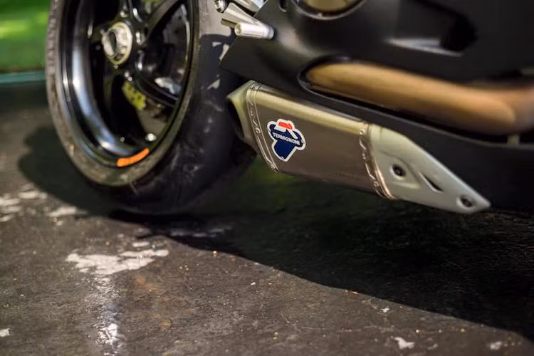 Động cơ nguyên bản của 1199 Panigale S vẫn được giữ nguyên, cũng giống như pô Termignoni hiệu năng cao.
