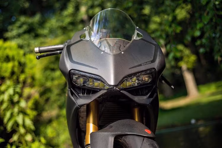 Từng tạo ra một phiên bản full carbon cho chiếc 999S trước đây, hãng độ này vừa bắt tay vào thực hiện bộ vỏ bằng sợi carbon cho siêu môtô 1199 Panigale S.