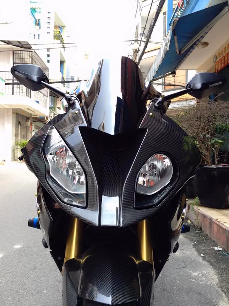 Tuy nhiên, do còn khá mới nên S1000RR đời 2015 vẫn chưa có nhiều bản độ "khủng" như chiếc xe trong bài viết này. Bắt đầu từ vỏ ngoài, chủ xe đã "mạnh dạn" thay toàn bộ dàn áo của xe bằng sợi carbon siêu nhẹ.
