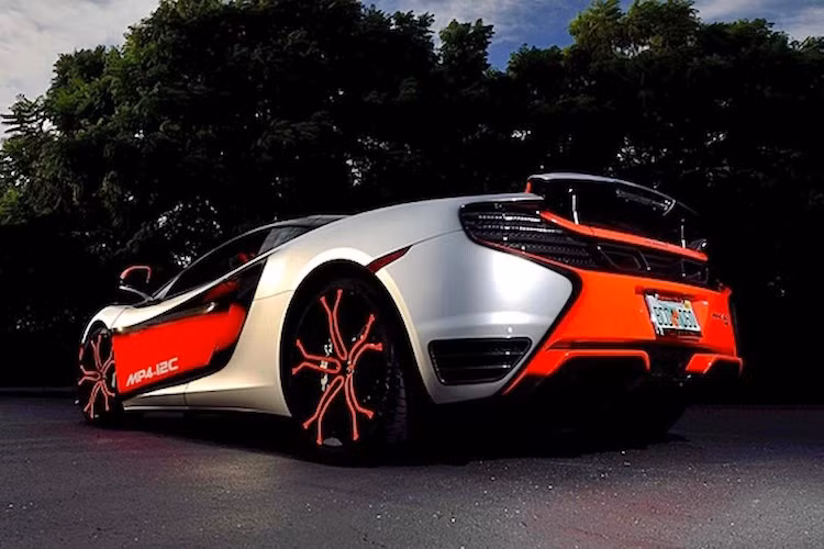 Với công suất nêu trên, dù thuộc "đời đầu" nhưng MP4-12C HS vẫn mạnh ngang với những chiếc McLaren 675LT đang được bán hiện nay. Sức mạnh được truyền tới cầu sau qua hộp số 7 cấp ly hợp kép.