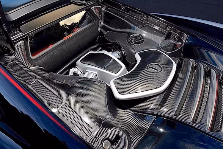 Khối động cơ V8 3.8l tăng áp kép trên MP4-12C HS cũng được độ lại so với các phiên bản thường, khiến công suất tăng lên tới 75 mã lực, đạt 675 mã lực.