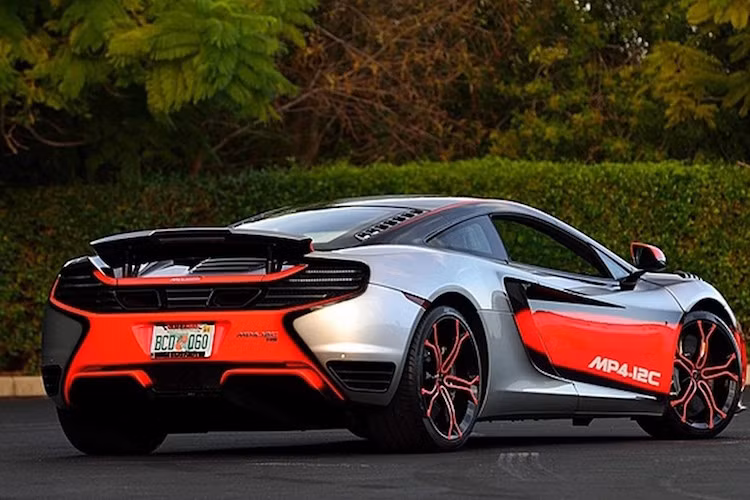 Chiếc xe này còn độc đáo hơn bởi nước sơn bạc-cam giống xe đua F1 của đội McLaren, có chữ ký của toàn bộ các tay đua của đội dưới nắp ca-pô và được trang bị sẵn những option như phanh gốm-carbon hay ống xả thể thao.