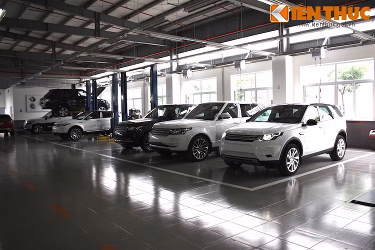 Không chỉ nhận bảo dưỡng, sửa chữa cho những xe Jaguar và Land Rover, Range Rover chính hãng, xưởng còn cung cấp dịch vụ cho cả xe được nhập khẩu không chính hãng. Nhưng đương nhiên không chính hãng thì phải có một số cái khác so với xe chính hãng.