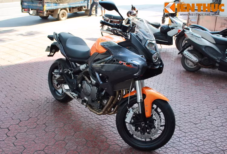 Ngay từ cái nhìn đầu tiên, Chiếc Benelli TNT 600 GT đã thể hiện rằng nó là một chiếc xe được tạo ra để phục vụ những chuyến đi dài.