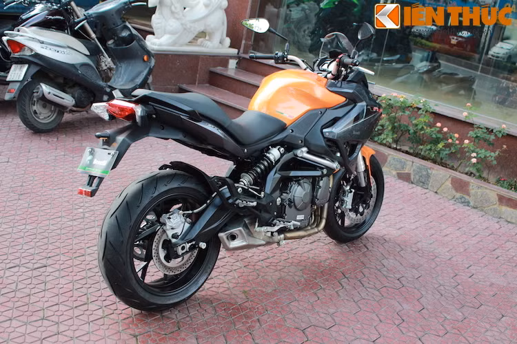 Được nhập khẩu về Việt Nam bởi Motorrock, TNT 600 GT có giá niêm yết là 235 triệu đồng