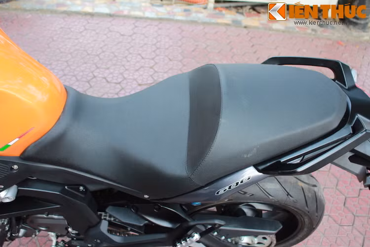 Phần yên xe rộng rãi của TNT 600 GT dành cho những hành trình dài.