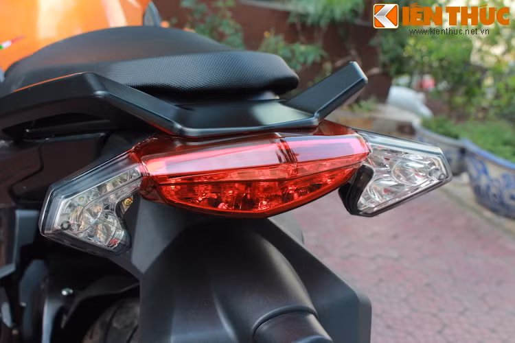 Cận cảnh cụm đèn hậu và đèn xi-nhan phía sau của TNT 600 GT.