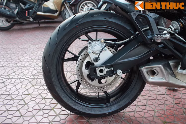 Phanh đĩa đơn phía sau có kích thước 260 mm. Tuy nhiên, ống xả của TNT 600 GT được đặt quá thấp là một điểm không hợp lý khi đặc trưng của dòng xe này là phải trải qua khá nhiều tình huống lội nước.