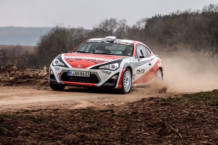 Là một mẫu xe rally, GT86 CS-R3 cũng có hệ thống treo được thay đổi mạnh mẽ kèm theo phanh hiệu năng cao.