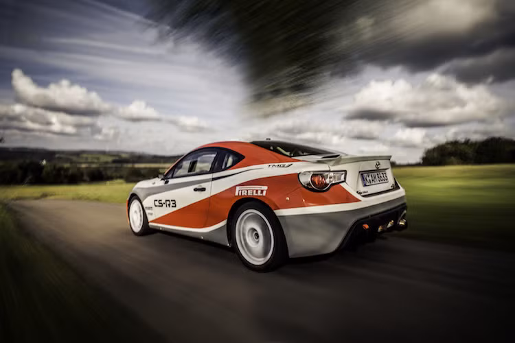Về kiểu dáng, GT86 CS-R3 gần như không có bất kỳ khác biệt gì so với những chiếc xe bình thường, ngoại trừ khe hút gió làm mát trên mui.
