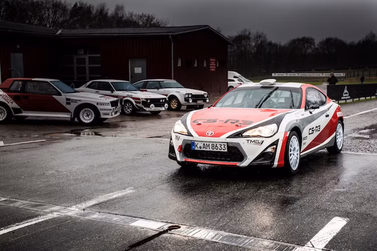 Toyota sẽ bán GT86 CS-R3 cho các cá nhân và đội đua muốn tham gia thi đấu dưới dạng chỉ có chassis và hệ truyền động, với giá lên tới 93.750 USD.