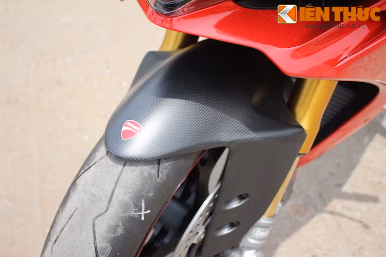 Hệ thống giảm xóc trước Ohlins Smart EC cũng là một "kỳ quan" bởi khả năng tự động điều chỉnh các thông số cho phù hợp với điều kiện sử dụng ở thời gian thực. Để làm được điều này, chiếc xe đã được trang bị hàng loạt các cảm biến khác nhau.