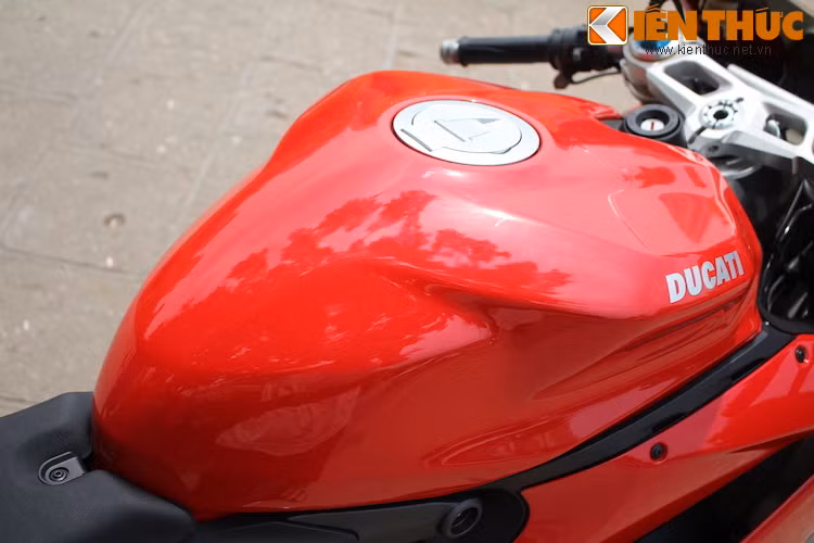 Dù được trang bị bình xăng lên tới 17 lít, nhưng bởi khối động cơ mới cực mạnh, 1299 Panigale S vẫn có thể "hút cạn" xăng một cách nhanh chóng nếu người lái "mát ga".