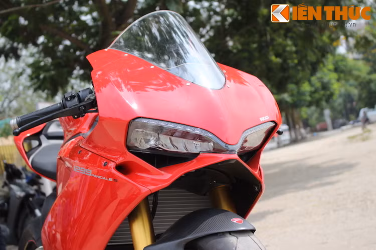 Tuy nhiên, những Ducatista (người yêu Ducati) có thể dễ dàng nhận ra rằng cụm đèn pha trước của xe đã được thu gọn hơn một chút, cùng với phần quây gió có một chút khác biệt ở khe tản nhiệt.