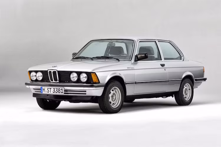 Thế hệ 3 Series đầu tiên (E21), được sản xuất trong khoảng từ 1975 tới 1981, là mẫu xe đầu tiên trong phân khúc có động cơ 6 xi-lanh thẳng hàng.
