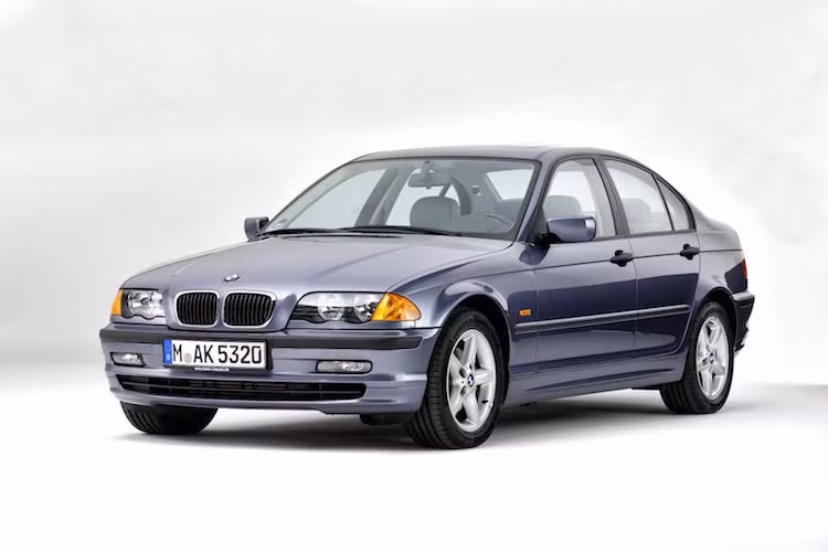 Trong 8 năm trên thị trường (1998-2006), năm nào 3 Series thế hệ thứ 4 E46 cũng nằm trong danh sách "10 xe tốt nhất" của tạp chí Car &amp; Driver.