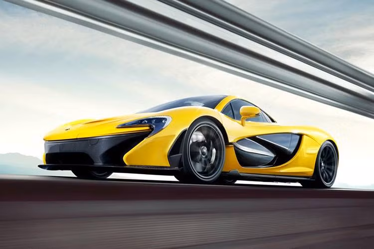 Để giữ phong cách hàng độc, chỉ 350 chiếc McLaren P1 ra đời với giá bán mỗi chiếc 1,31 triệu USD. Xe có thể chạy trên cả đường công cộng và đường đua. Ngoài các trang bị tiêu chuẩn, siêu xe còn có một danh sách tùy chọn kèm theo.