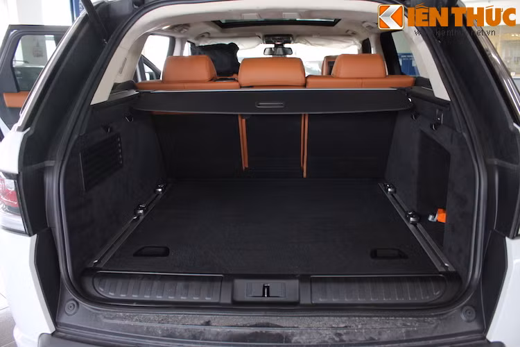 Chiếc xe được nhập về Việt Nam không có tuỳ chọn hàng ghế thứ 3, chính vì vậy nó có khoang hành lý với 775 lít - cao nhất trong phân khúc SUV hạng sang. Con số này thậm chí còn có thể mở rộng tới 2035 lít nếu gập hàng ghế sau lại.
