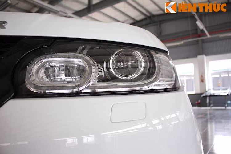 Cụm đèn pha của xe có thiết kế đẹp mắt, không chỉ có đèn chiếu sáng ban ngày LED mà còn có cả đèn xenon thay đổi góc chiếu tự động, cùng với hệ thống rửa đèn.