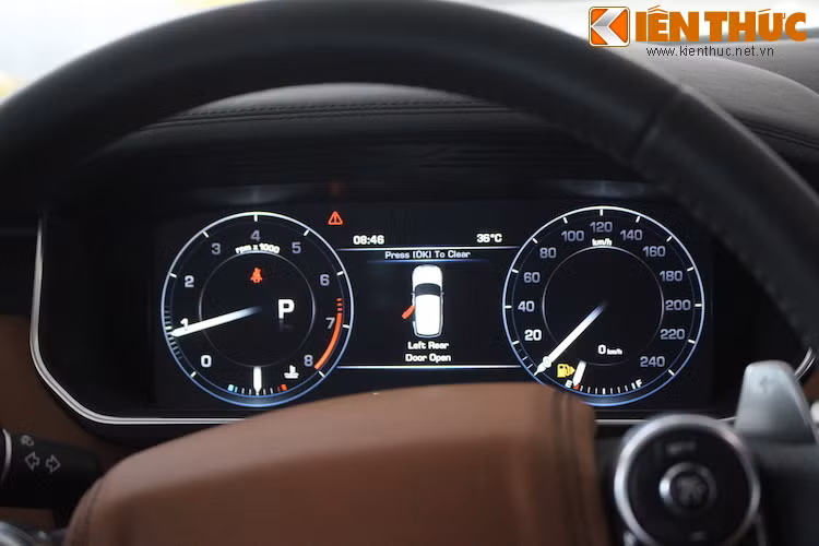 Bảng đồng hồ của xe là một màn hình lớn, cung cấp đầy đủ các thông tin cần thiết và có thể thay đổi tuỳ thuộc vào chế độ lái.