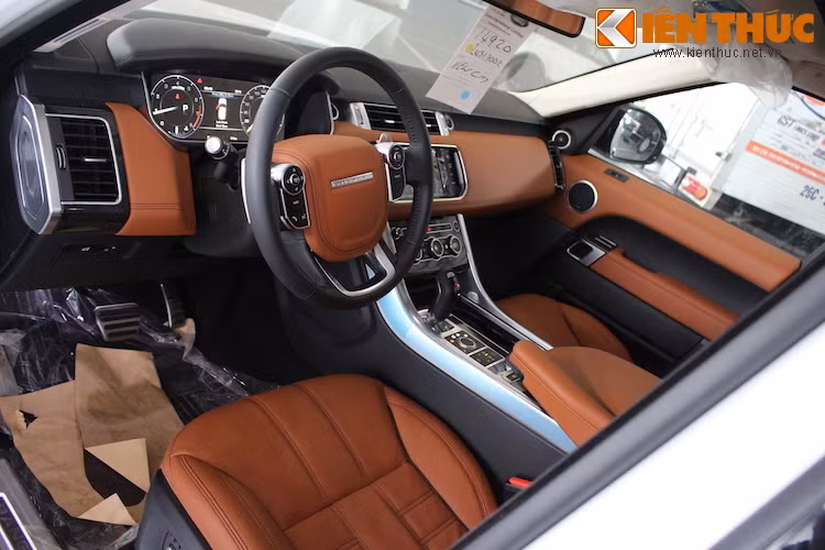 Những nét tinh hoa của phiên bản Autobiography đều hội tụ phía trong nội thất của xe. Chiếc Range Rover Sport được nhập về VN này có màu nội thất Ebony/Tan ấm cúng và sang trọng.