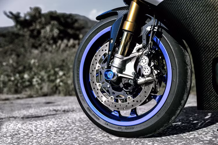 Trong dòng sản phẩm của Yamaha hiện tại, superbike R1M hiện đang là chiếc xe nhanh nhất, mạnh mẽ nhất. Chính vì vậy, shop Motosalon của Nhật chi trang bị thêm cho xe một số "đồ chơi" trang trí nhẹ nhàng. Đầu tiên, toàn bộ các trục bánh đã được trang bị thêm gù nhôm CNC chống đổ của Valter Moto.