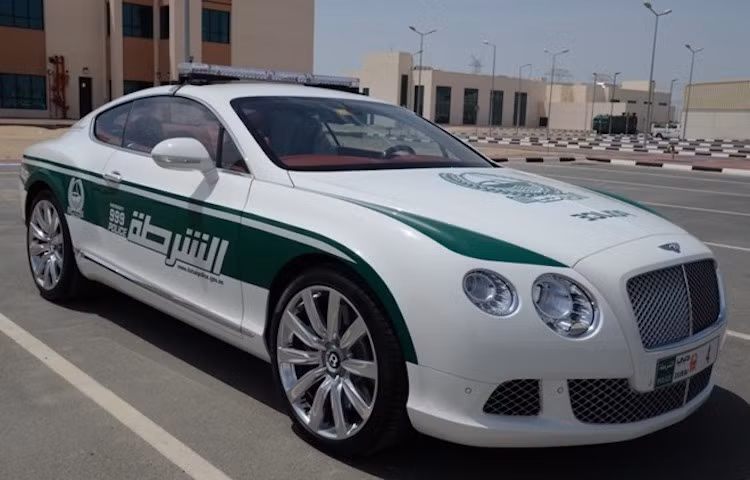 Mới được bổ sung vào đội xe của cảnh sát Dubai, Bentley Continental GT W12 là một mẫu coupe sang trọng, nhưng vẫn có thể đạt vận tốc hơn 300 km/h nhờ khối động cơ W12 6.0l tăng áp kép mạnh 567 mã lực.