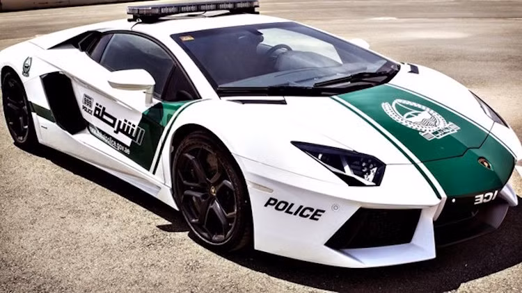 Không hiếm và đắt bằng Bugatti Veyron, nhưng Lamborghini Aventador vẫn khiến người khác phải "đau cổ" ngoái nhìn mỗi khi nó lăn bánh trên đường. Và không một dân chơi xe thực thụ nào có thể cưỡng lại "tiếng gầm" hấp dẫn của cỗ máy V12 6.5l 700 PS của chiếc xe.