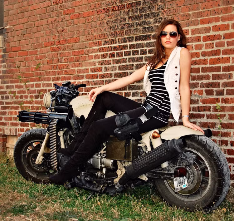 Tiếp tục với chủ đề nhà binh, chiếc Goldwing đã sử dụng các hộp đạn làm hộp đựng ắc quy ở giữa thân xe.