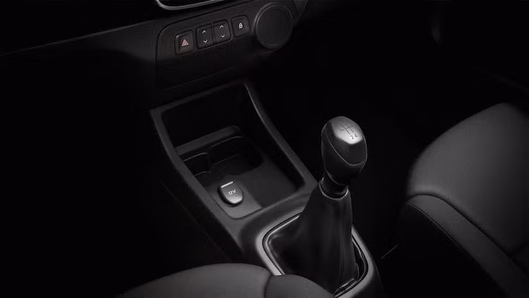 Ngoài ra, KWID còn có thêm một số tiện nghi khá "đáng yêu" khác, chẳng hạn như ổ điện 12V nằm ngay trên bảng điều khiển trung tâm.